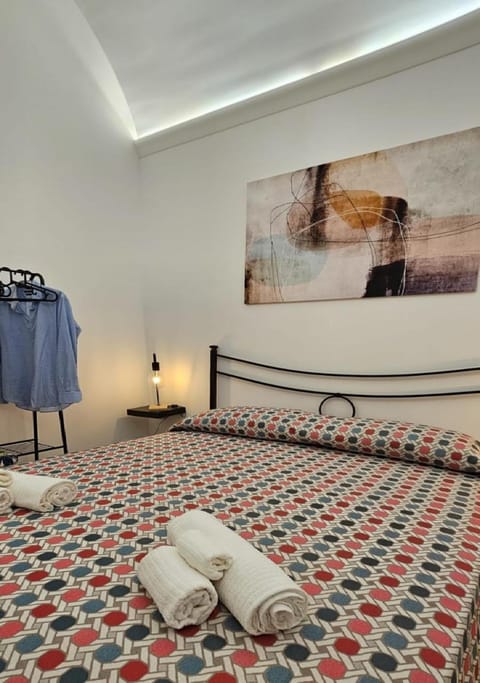 Photo of the whole room, Bedroom, towels