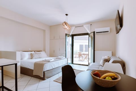 Bed, TV and multimedia, Living room, Photo of the whole room, Seating area, Bedroom, towels, air conditioner