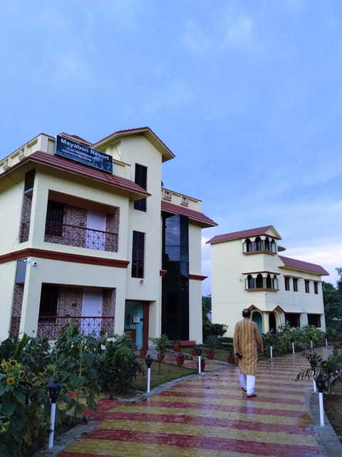 Property building, Restaurant/places to eat, Restaurant/places to eat, Day