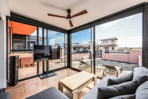 Patio, Day, TV and multimedia, Living room, Seating area, Evening entertainment, fireplace