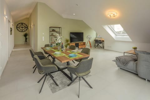 TV and multimedia, Living room, Photo of the whole room, Decorative detail, Seating area, Dining area, hair dresser