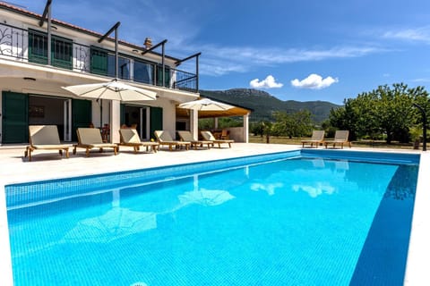 Property building, Patio, Day, Natural landscape, Mountain view, Pool view, Swimming pool, sunbed