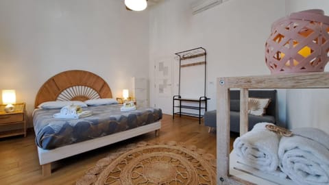 Photo of the whole room, Bedroom, towels