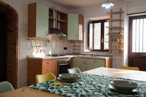 Kitchen or kitchenette, Living room, Decorative detail, Dining area, dishwasher, oven, stove