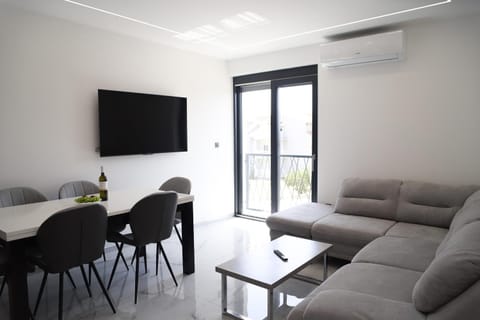 TV and multimedia, Living room, Seating area, Dining area, air conditioner