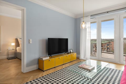 TV and multimedia, Living room, Evening entertainment