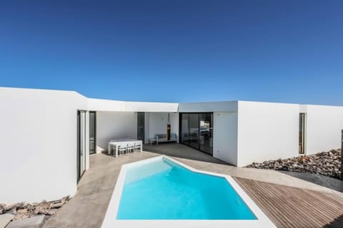 Property building, Patio, Day, Pool view, Swimming pool, Swimming pool, sunbed