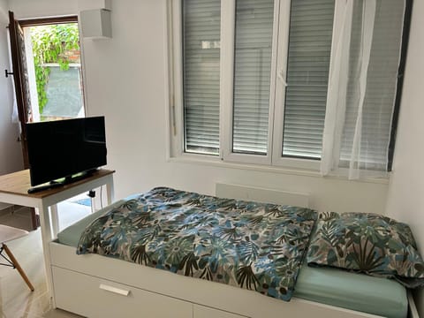 Bed, TV and multimedia, Photo of the whole room