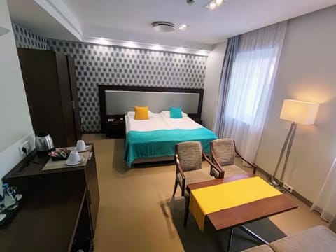 Bed, TV and multimedia, Living room, Photo of the whole room, Seating area, Bedroom