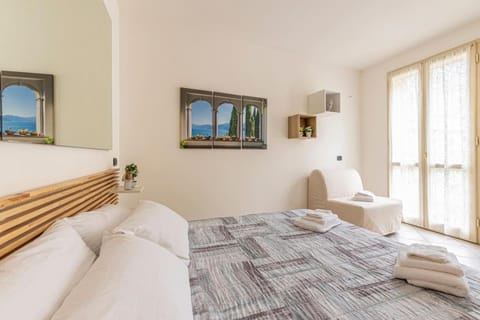 Bed, Photo of the whole room, Seating area, Bedroom, towels