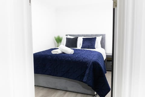 Bed, Photo of the whole room, Bedroom, towels