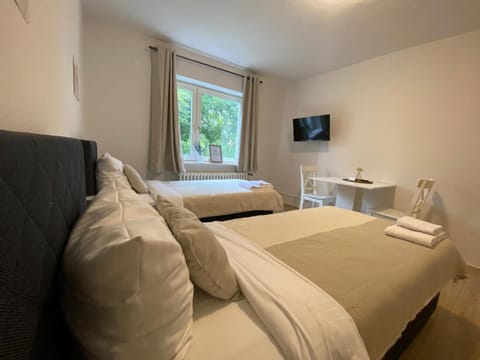 Bed, TV and multimedia, Photo of the whole room, Bedroom