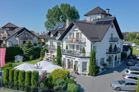Property building, Day, Neighbourhood, Parking