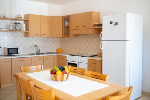 Kitchen or kitchenette, Dining area, minibar, oven, pet friendly, stove, toaster, kitchen