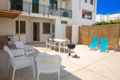 Property building, Patio, Day, Balcony/Terrace, Decorative detail, Inner courtyard view, sunbed