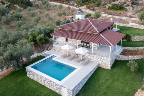 Property building, Day, Pool view, Swimming pool, sunbed