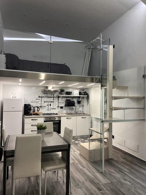 Kitchen or kitchenette, Dining area, minibar, oven, stove