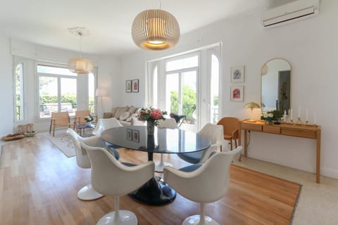 Living room, Seating area, Dining area, air conditioner