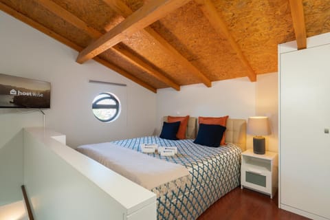 Bed, TV and multimedia, Bedroom