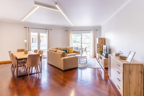 TV and multimedia, Kitchen or kitchenette, Living room, Seating area, Dining area