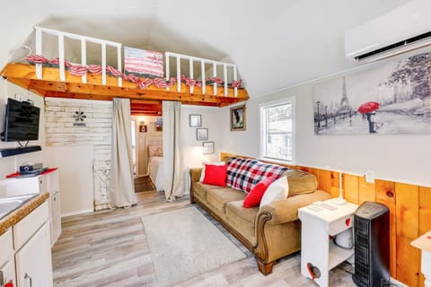 Paris Vacation Rental about 22 Mi to Mount Magazine! House in Arkansas