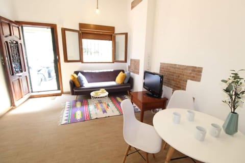 Facade/entrance, TV and multimedia, Living room, Seating area