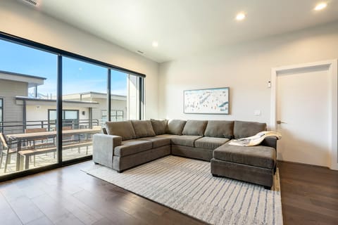 Hideout Haven Luxe Retreat with Lake View and Hot Tub House in Hideout