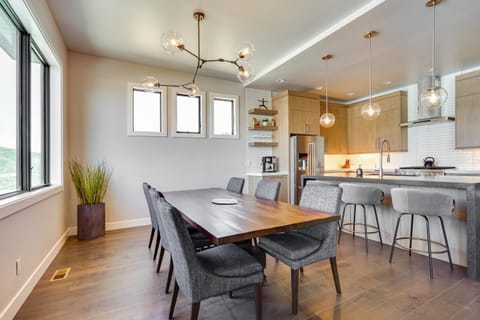 Hideout Haven Luxe Retreat with Lake View and Hot Tub House in Hideout