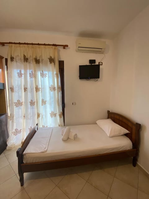 Communal lounge/ TV room, Bed, TV and multimedia, Photo of the whole room, Evening entertainment, Bedroom, towels, air conditioner
