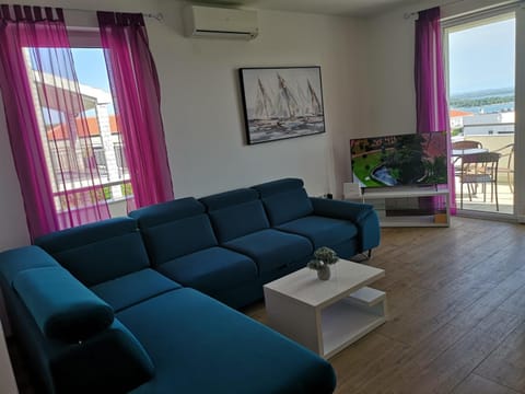 Communal lounge/ TV room, TV and multimedia, Living room, Seating area, Sea view, air conditioner