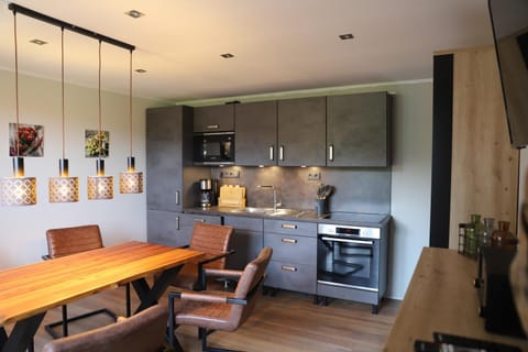 Coffee/tea facilities, Kitchen or kitchenette, Living room, Seating area, Dining area, dishwasher, minibar, pet friendly, stove, toaster
