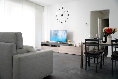 Communal lounge/ TV room, TV and multimedia, Living room, Dining area, Evening entertainment