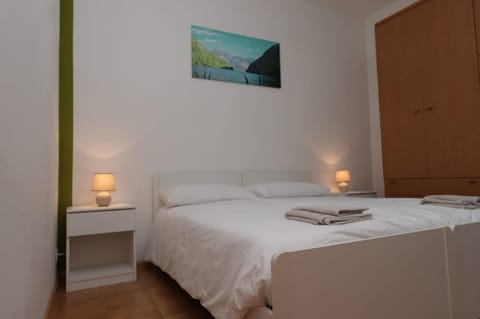 Bed, Bedroom, towels, wardrobe