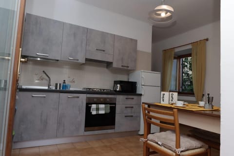 Kitchen or kitchenette, Dining area, dishwasher, minibar, pet friendly, stove
