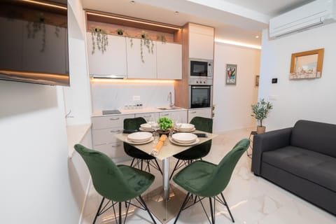 Kitchen or kitchenette, Seating area, Dining area