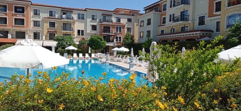 Property building, Garden, Garden view, Pool view, Swimming pool, sunbed