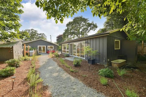 The Bayside Cottage by EMR Vacation Rentals House in Victoria