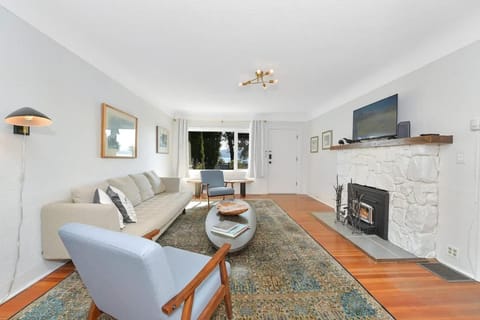The Bayside Cottage by EMR Vacation Rentals House in Victoria
