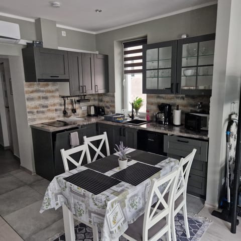 Kitchen or kitchenette, Dining area, stove