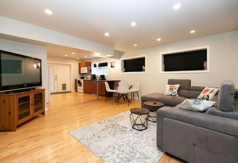 Lovely 1 Bedroom Suite Near Town Apartment in Langford