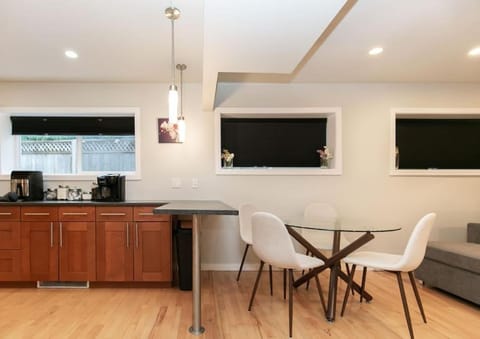 Lovely 1 Bedroom Suite Near Town Apartment in Langford