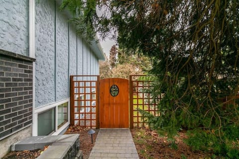 Lovely 1 Bedroom Suite Near Town Apartment in Langford