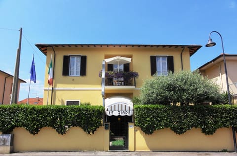Property building, Day, Balcony/Terrace