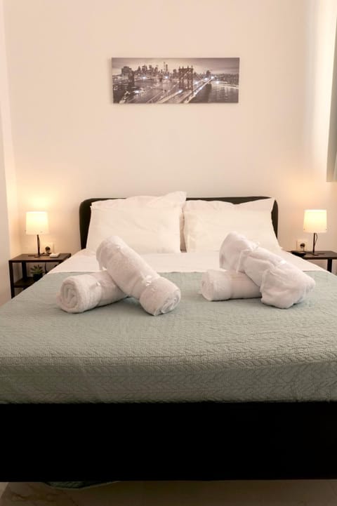 Bed, Bedroom, towels