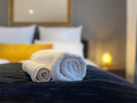 Bed, Bedroom, towels