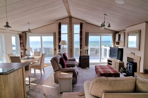 Sea View Lodge - Panoramic Sea Views - Seal Bay Resort House in Selsey