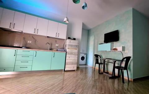 Communal lounge/ TV room, TV and multimedia, Kitchen or kitchenette, Dining area, minibar, stove, washing machine