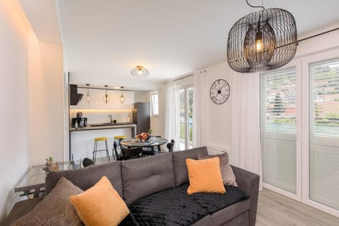 Living room, Dining area, minibar, pet friendly