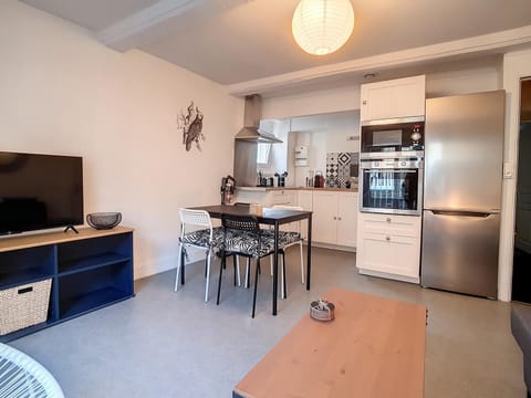 T2 Centre-ville Luc-sur-Mer, à 30m Plage, Wifi, 4 Pers - FR-1-746-13 Apartment in Normandy