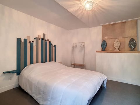 T2 Centre-ville Luc-sur-Mer, à 30m Plage, Wifi, 4 Pers - FR-1-746-13 Apartment in Normandy